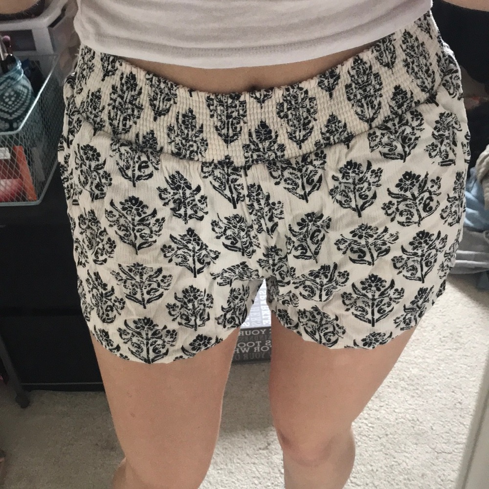 Flowy Patterned Shorts - Picture 3 of 5